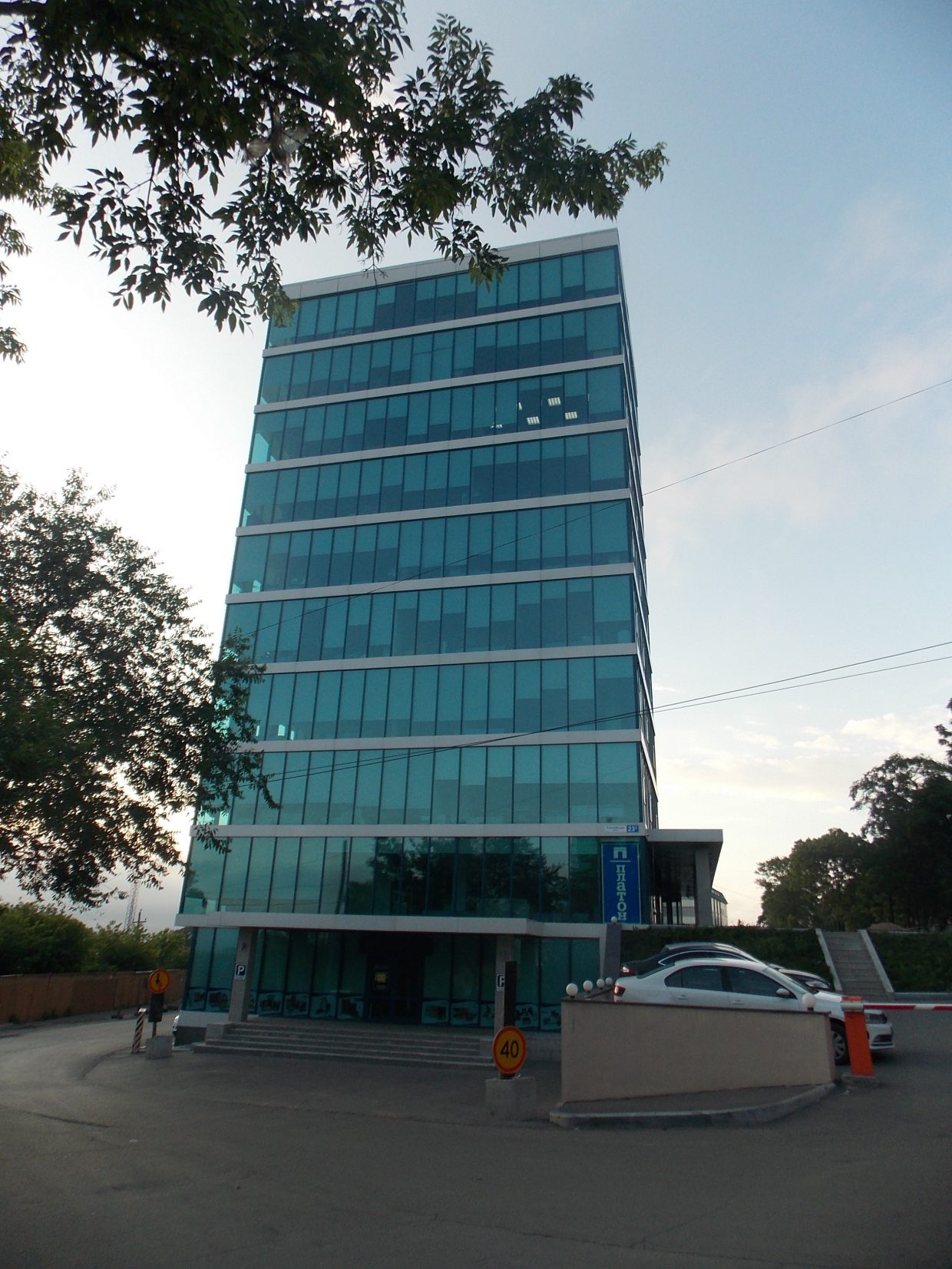 Административно-гостиничный комплекс расположен по адресу ул. Енисейская,7 в г. Владивостоке